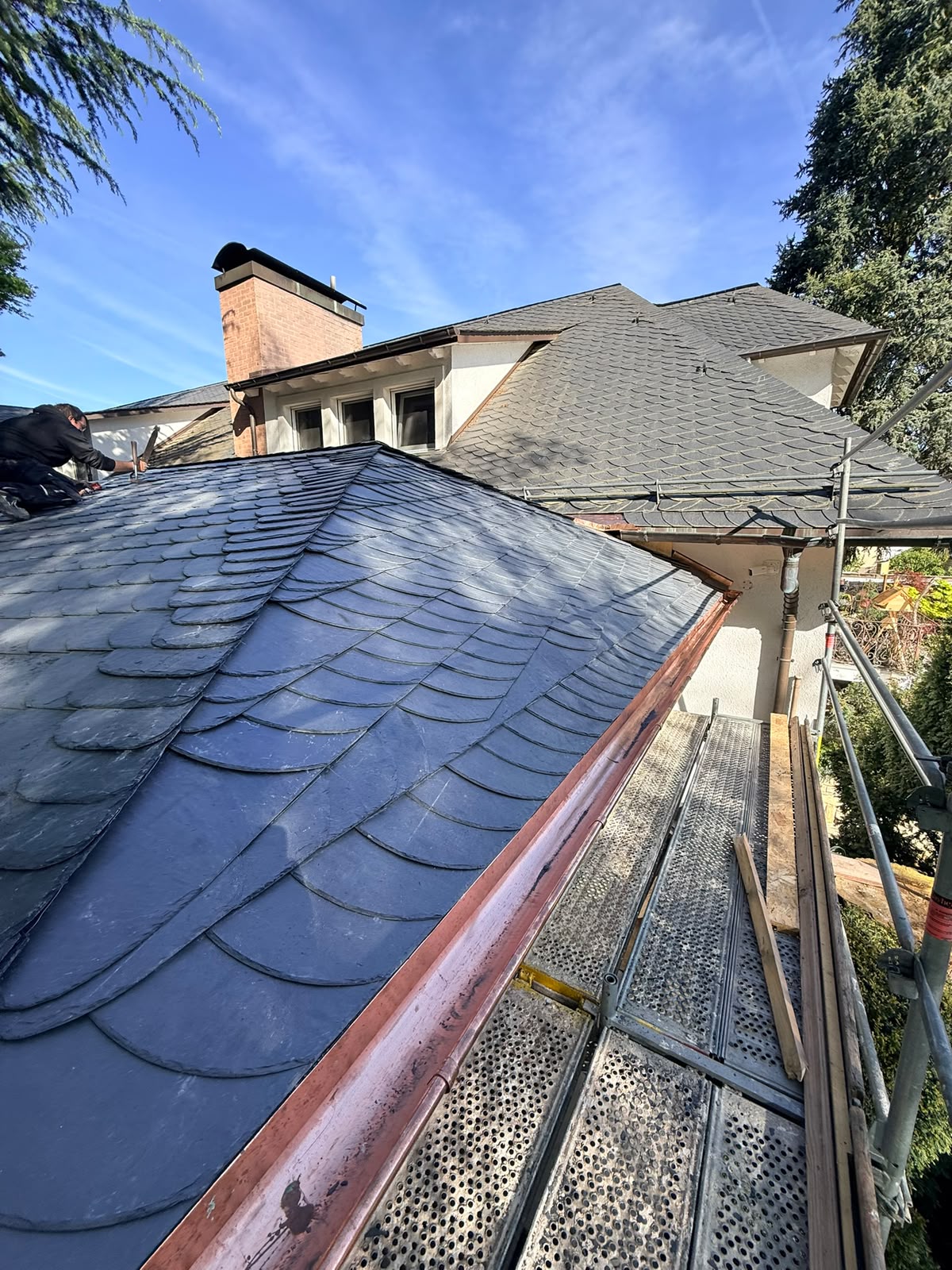 Neue Schieferdeckung in Arbeit